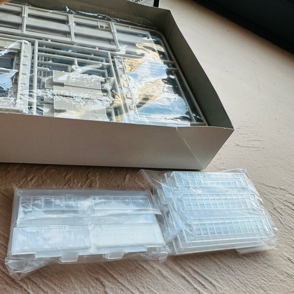 Kato 23-300 N Scale Long Engine House model railroad building kit - Picture 7 of 10